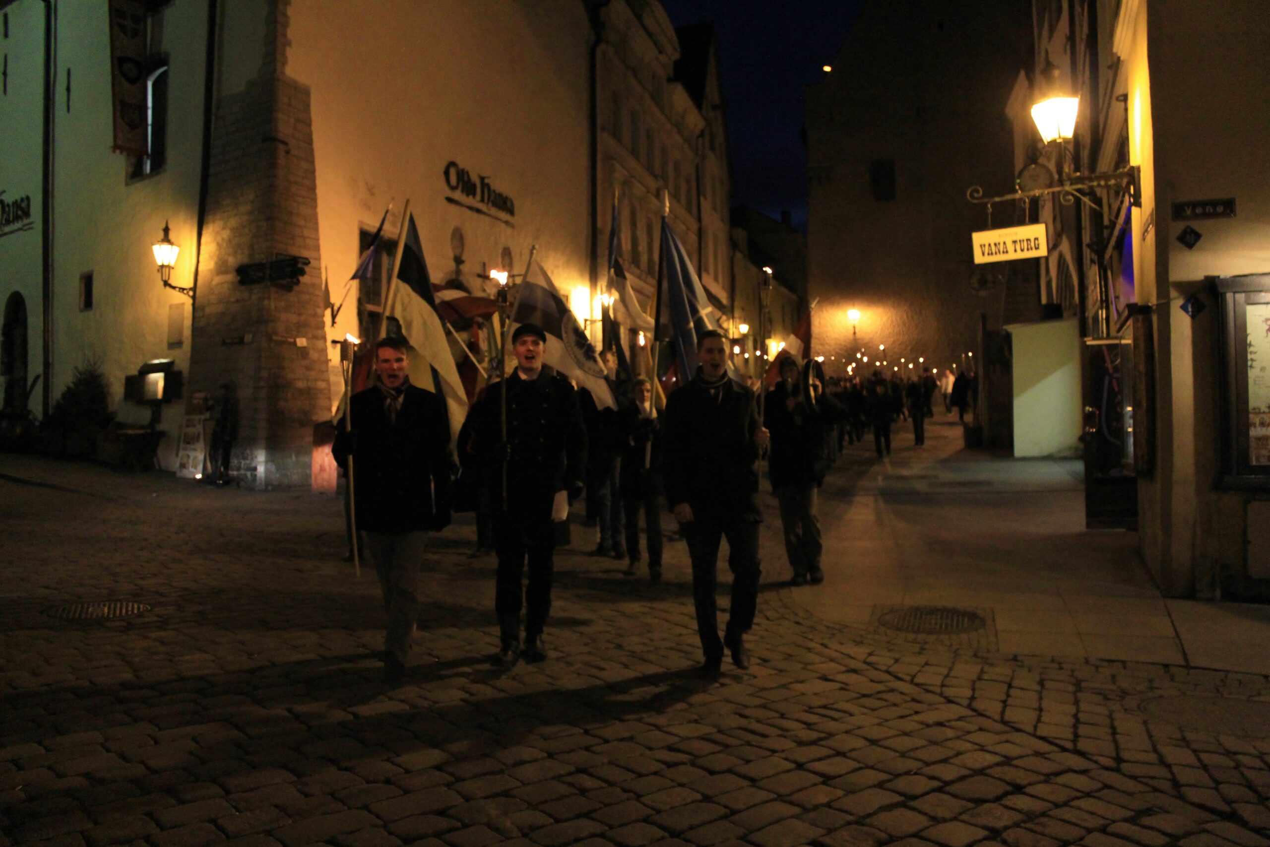 Read more about the article Rahvuslik noorteliikumine korraldas Tallinnas tõrvikurongkäigu